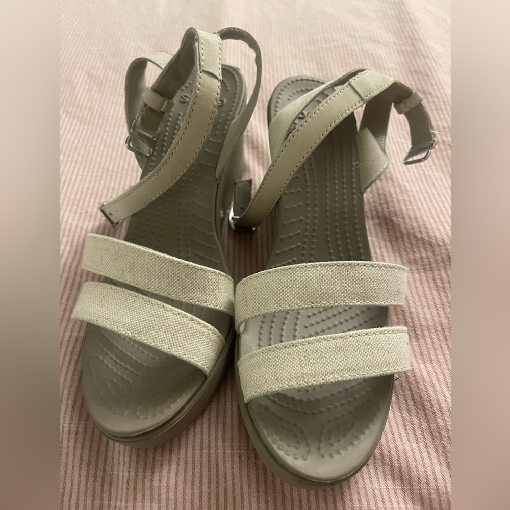Crocs Leigh I, Size 9, beige wedge sandal.